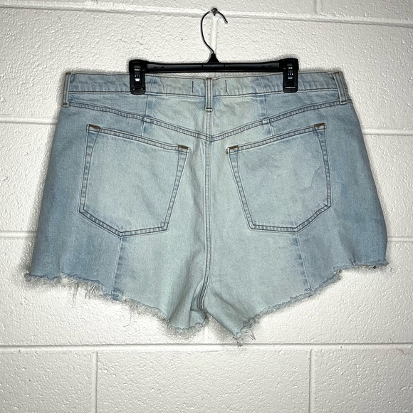 < Abercrombie & Fitch High Rise The Cutoff Short > - Picture 3 of 3